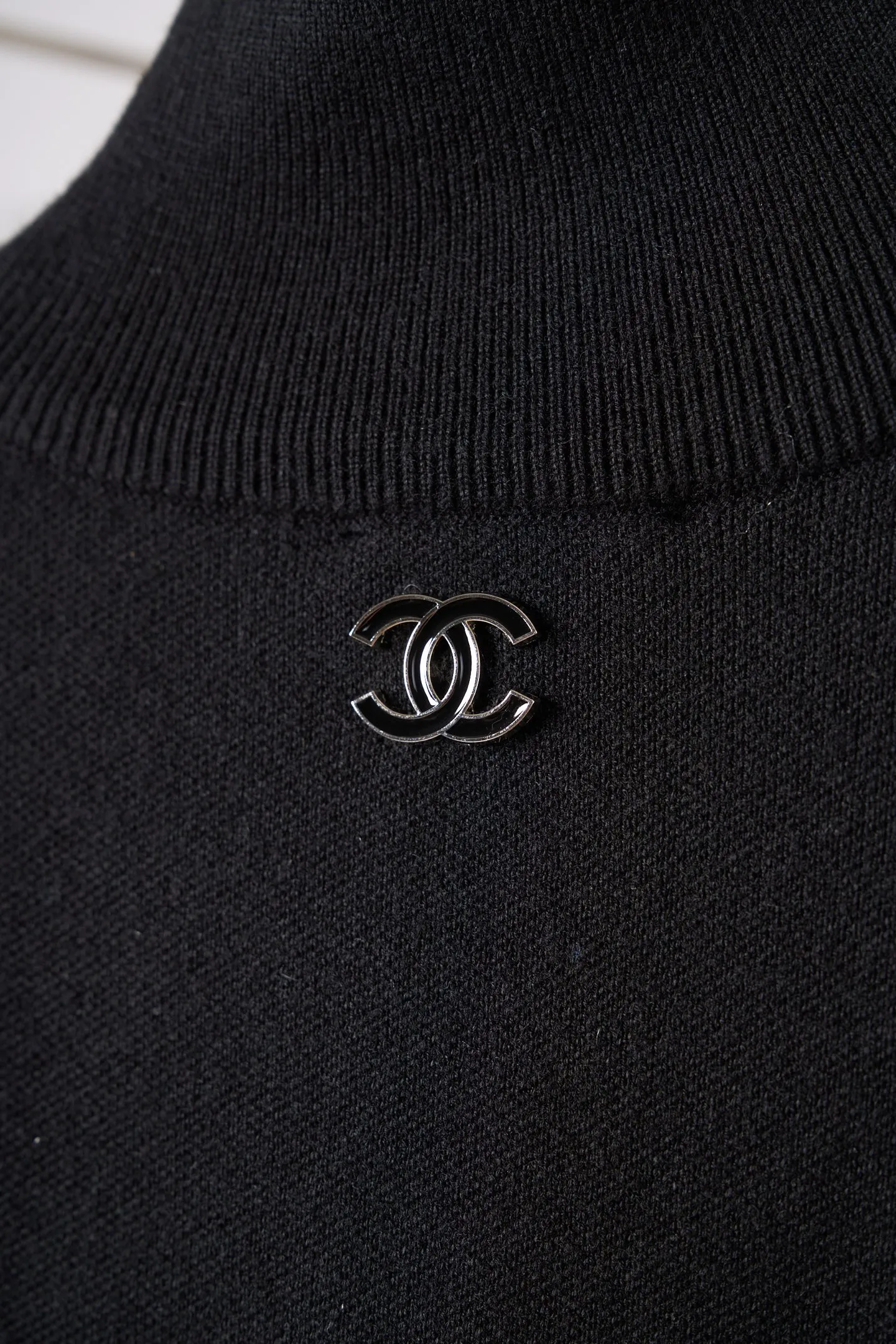 [In-Stock] CHANEL/Chanel Stand Collar Wool and Silk Logo Logo Pullover Sweater [In Stock] 36 38 40 42 Authentic 28,000 purchase and development, 46-count wool blended double-ply yarn, imported from Germany (SOTO) loom, hand-stitched logo, wool enzyme washing, customized 1:1 hardware, customized 1:1 zipper, customized 1:1 trademark, fitted version, hand washing recommended (this product is made of wool and is not easy to machine wash)